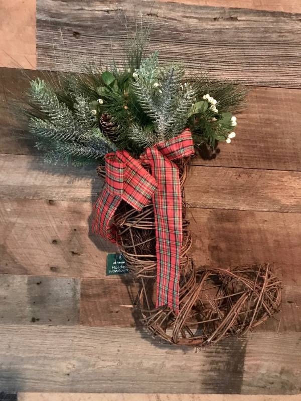 lot 1197 image: 20 Grapevine Christmas Stocking Walldoor Decor