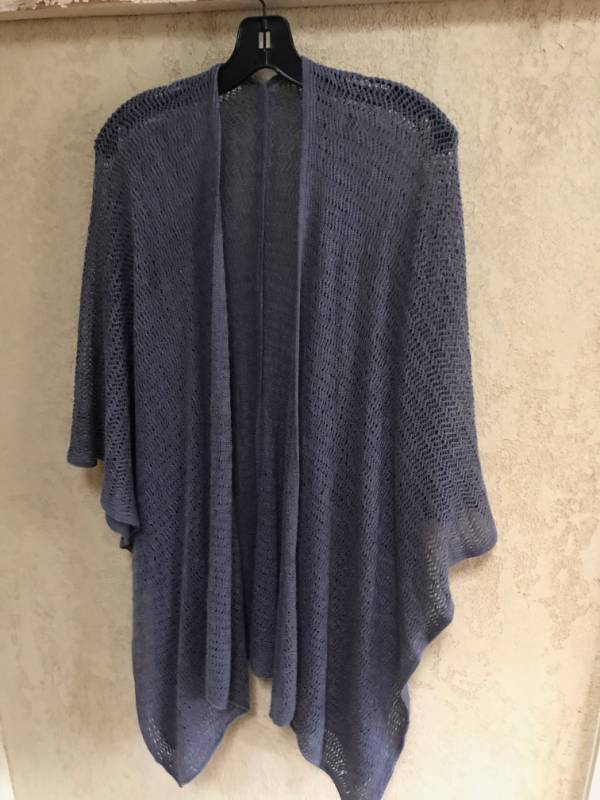 lot 1207 image: Gray Knit Wrap