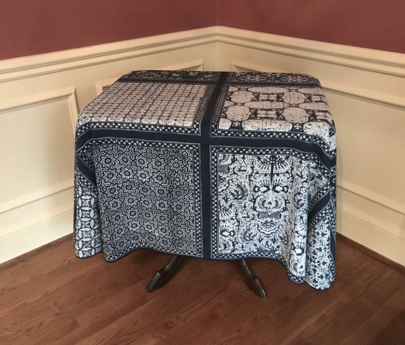 lot 1209 image: Oval Blue Print Table Cloth