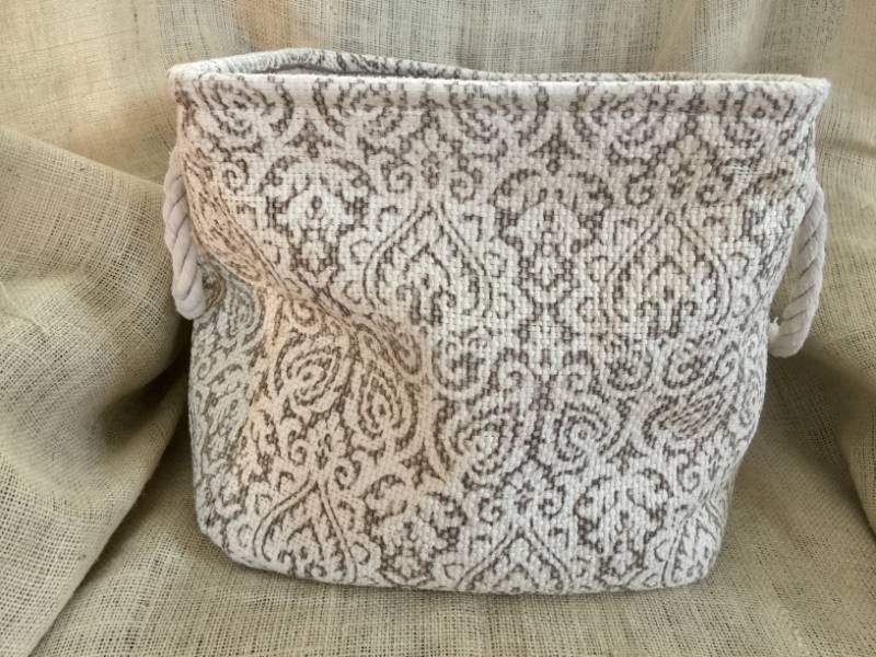lot 1210 image: 12 Fabric Hamper with rope handles