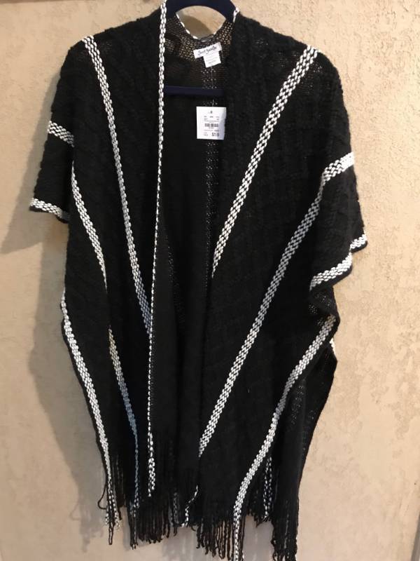 lot 1215 image: Knitted Shawwrap (new with tags)