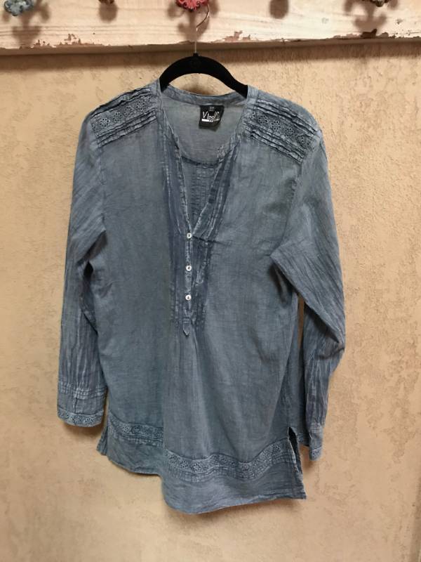 lot 1221 image: Light denim colored bohemian top
