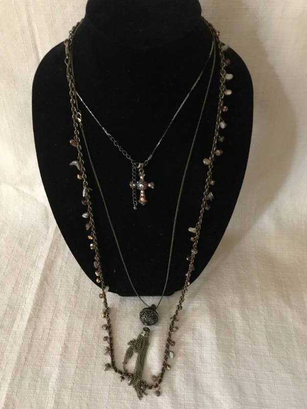 lot 1226 image: Assortment of necklaces (including cross)