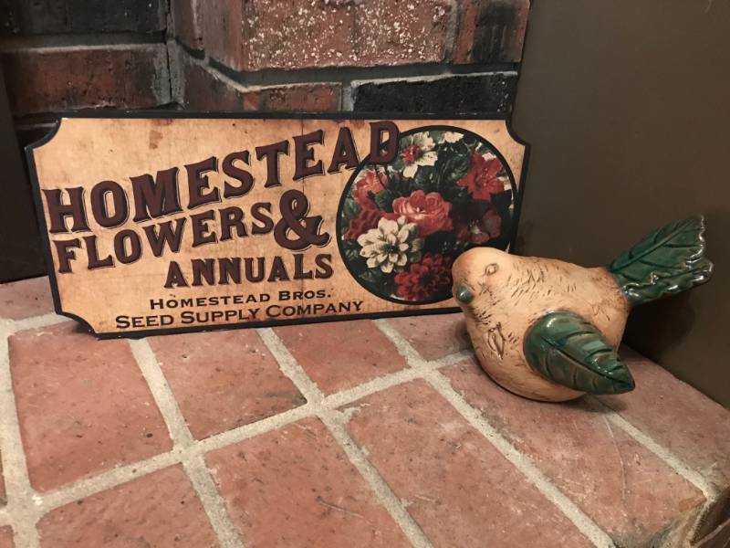 lot 1235 image: Rustic looking wood plaque wall decor-Homestead Flowers and Annuals and ceramic bird figurine