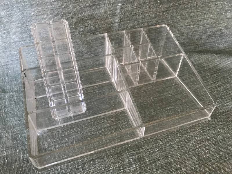 lot 1242 image: Plastic make-updesk organizer