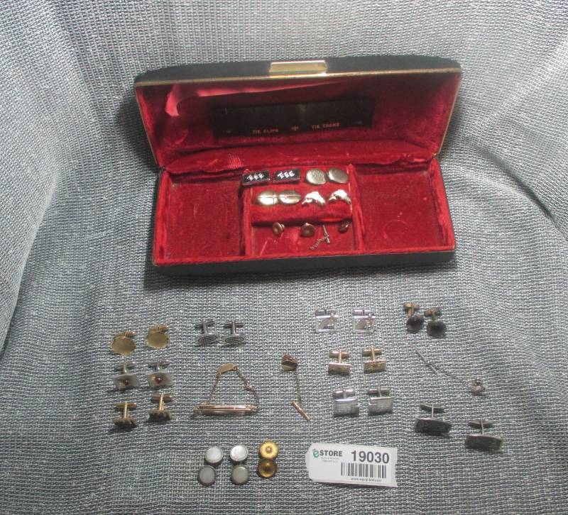 lot 19030 image: LARGE LOT OF VINTAGE CUFF LINKS AND TIE TACKS