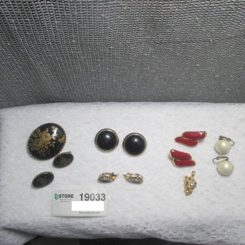 lot 19033 image: VINTAGE WOMENS COSTUME JEWELRY CORO TRIFARI