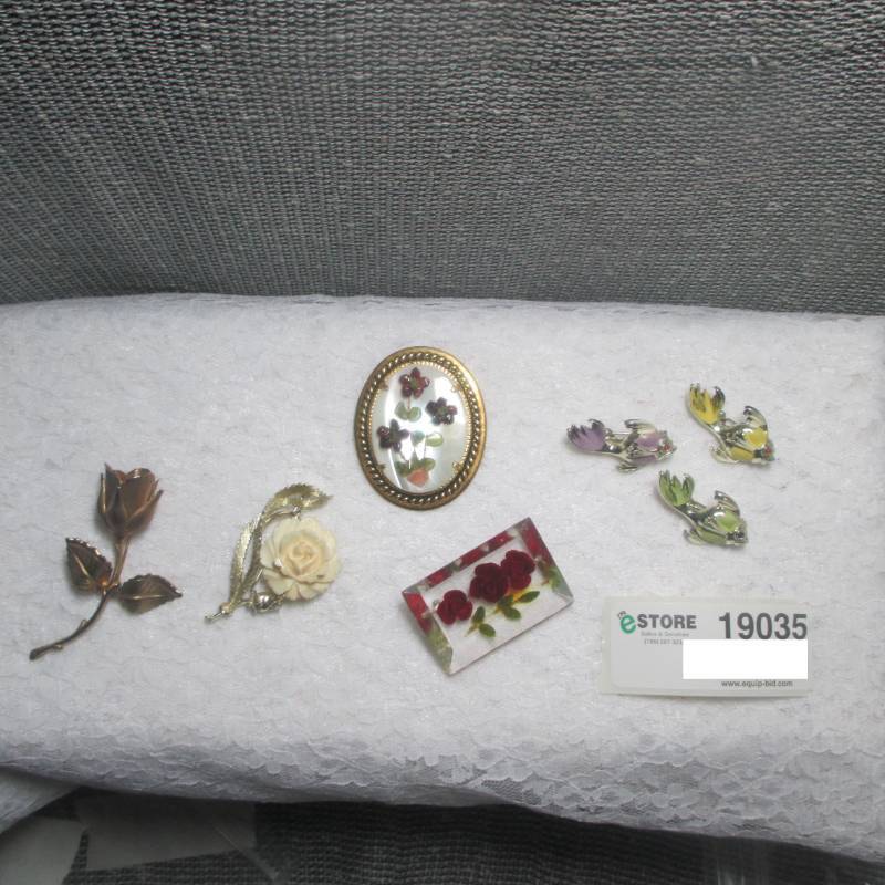 lot 19035 image: LOVELY GIOVANNI & LISNER FLORAL PINS