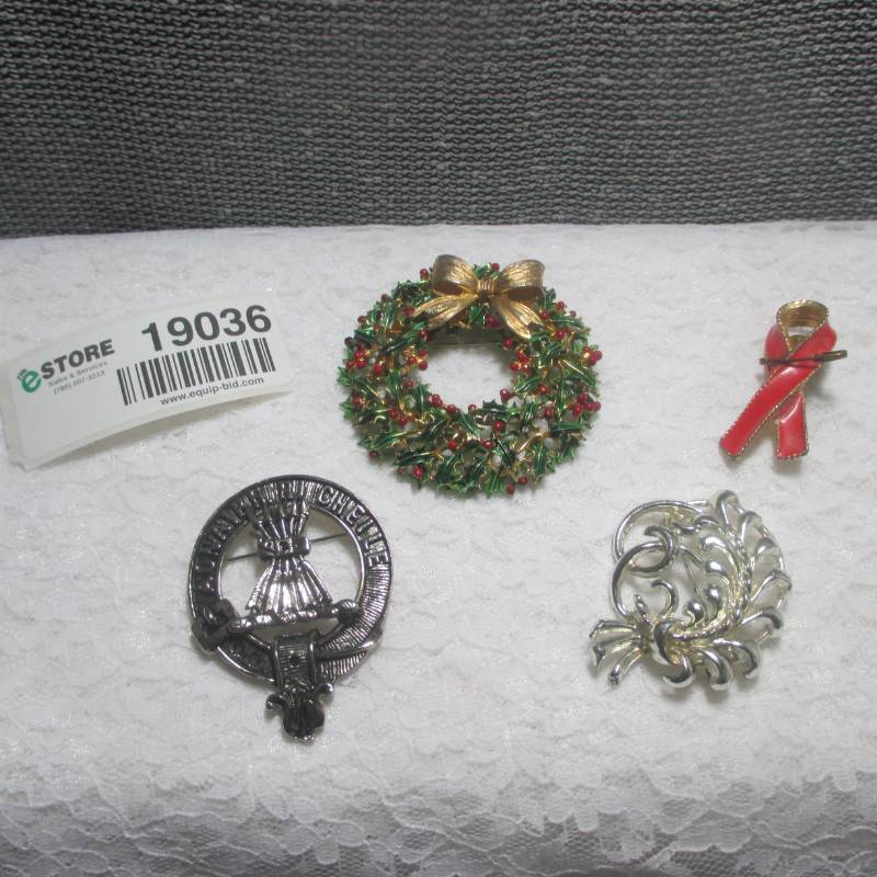 lot 19036 image: VINTAGE WEISS CHRISTMAS WREATH  HIGHLY SOUGHT AFTER  MORE