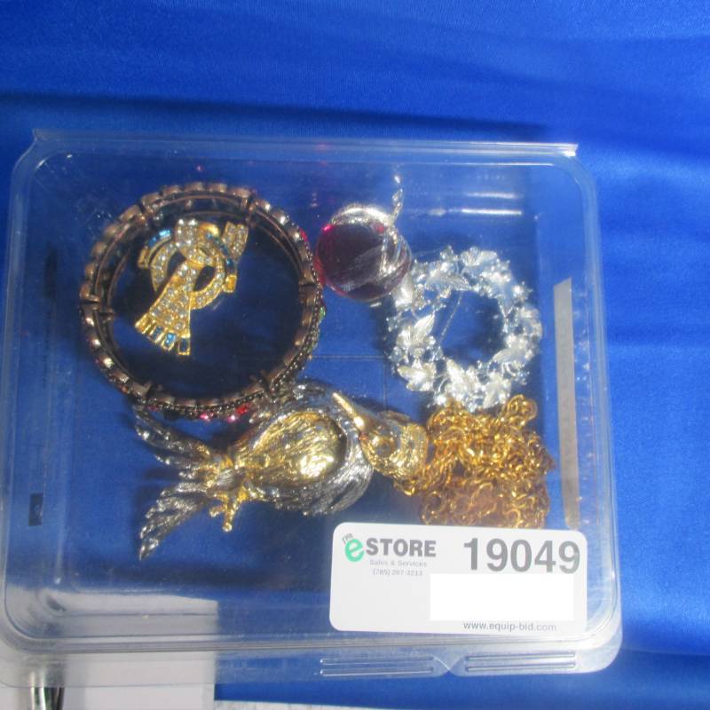 lot 19049 image: VINTAGE JEWELRY LOT 1 SARAH COVENTRY