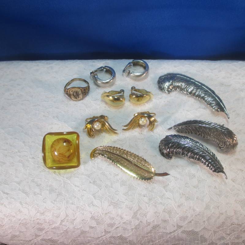 lot 19037 image: 1950s SARAH COVENTRY FEATHER BROOCH AND EARRINGS  MORE