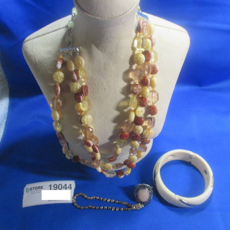 lot 19044 image: VINTAGE HAND CARVED 3 STRAND BEAD NECKLACE WESTERN GERMANY