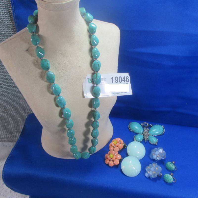 lot 19046 image: NECKLACE  PENDANT & EARRINGS LOT  VINTAGE PIECES