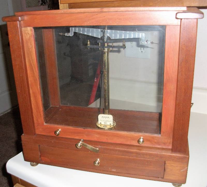 lot 19067 image: VINTAGE APOTHECARY SCALES