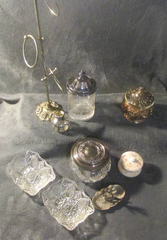 lot 19073 image: LOT OF VINTAGE VANITY PIECES