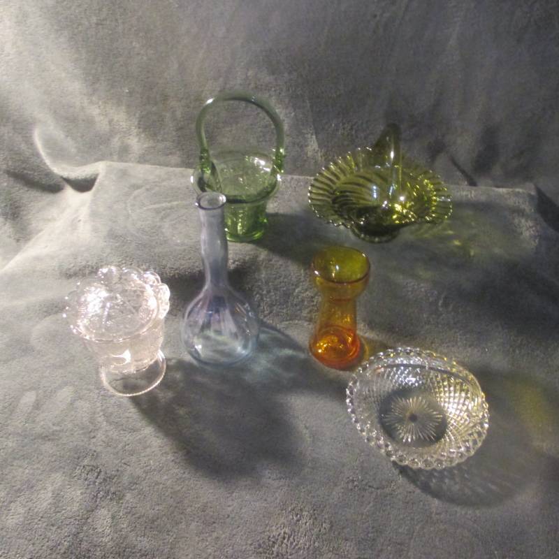 lot 19074 image: VINTAGE GLASS LOT INCLUDES FENTON PIECE