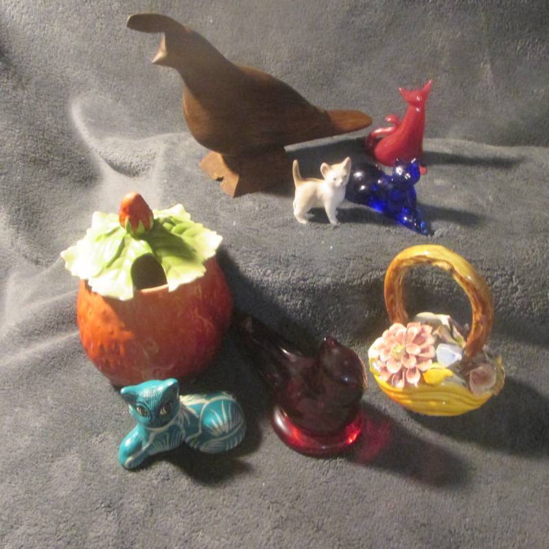 lot 19078 image: CUTE ART GLASS CAT COLLECTION  RON RAY RED BIRD