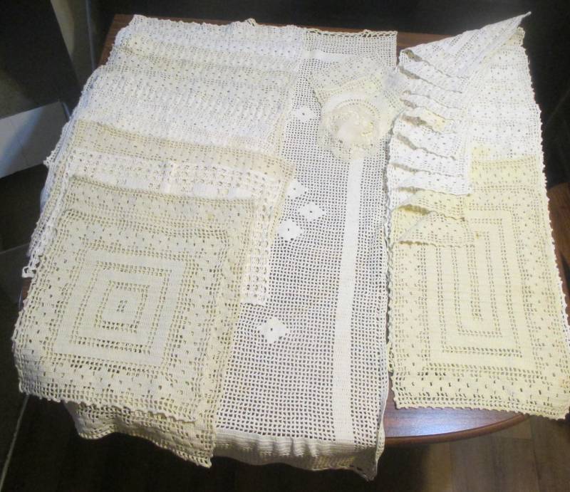 lot 19082 image: LOT OF HAND CROCHET PLACE MATS AND TABLE RUNNER