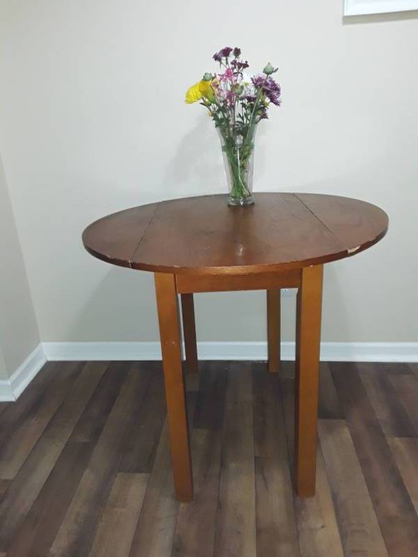 lot 19083 image: DOUBLE-LEAF ROUND TABLE & CHAIRS