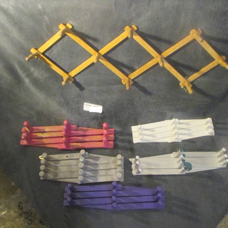 lot 19086 image: LOT OF EXPANDABLE HANGERS FOR MUGS OR JEWELRY