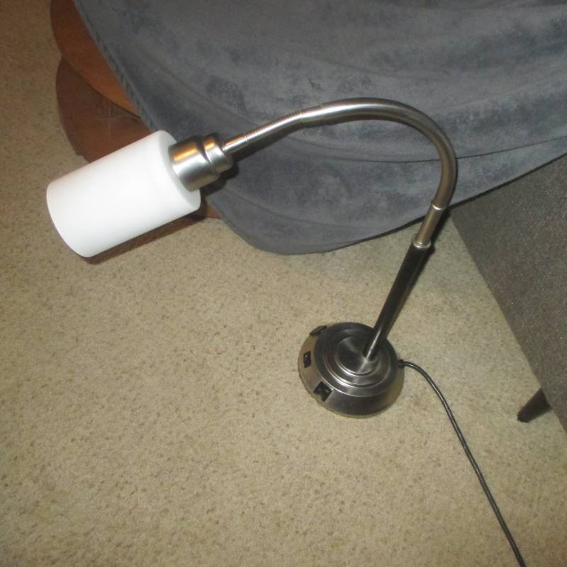 lot 19093 image: HEAVY  DURABLE TABLEDESK LAMP