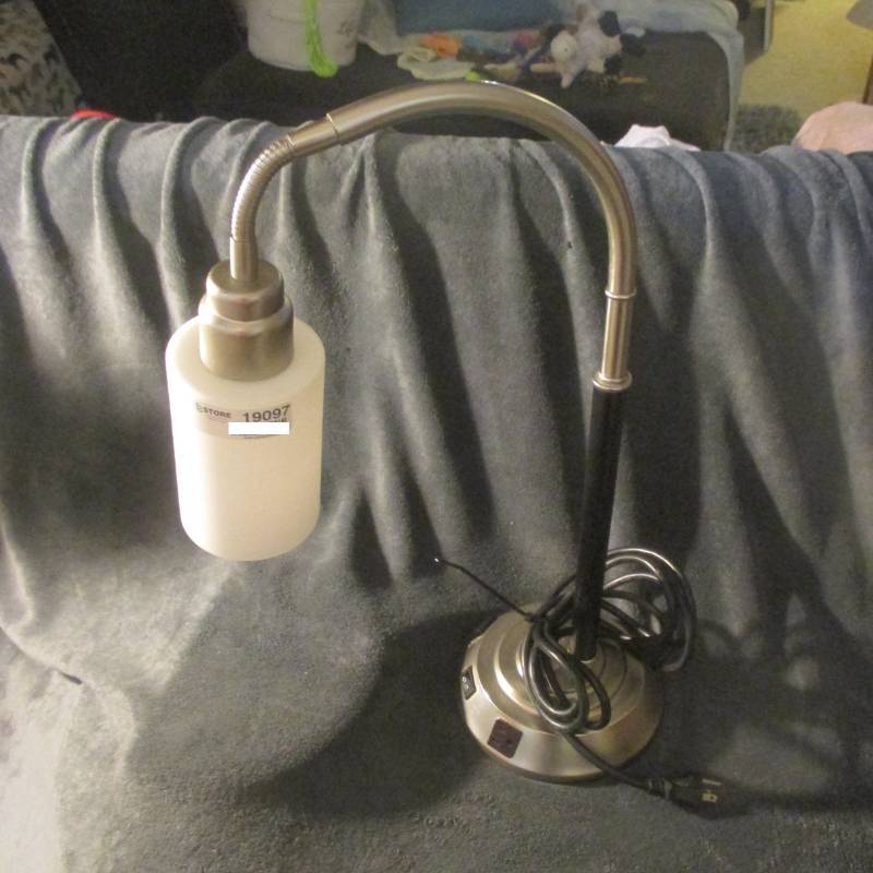 lot 19097 image: HEAVY  DURABLE TABLEDESK LAMP