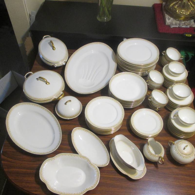 lot 19098 image: ANTIQUE LATRILLE BROTHERS OLD ABBEY LIMOGES FINE PORCELIAN DINNER SERVICE