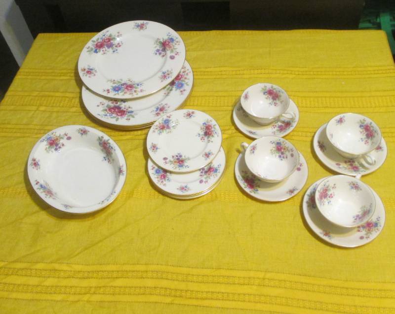 lot 19100 image: VINTAGE LENOX CHINA SERVICE FOR (4) Aurora