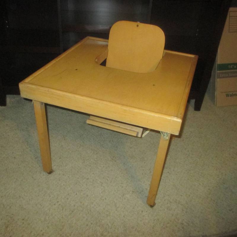 lot 19115 image: VINTAGE CHILDS SEATED CRAFT TABLE