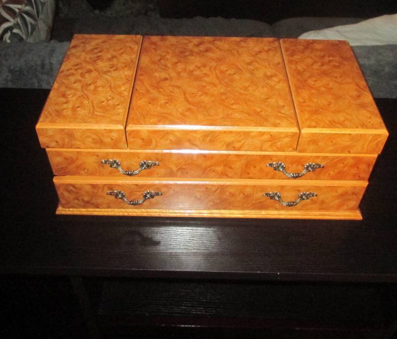 lot 19116 image: LACQUER TORTOISE SHELL COLOR JEWELRY BOX