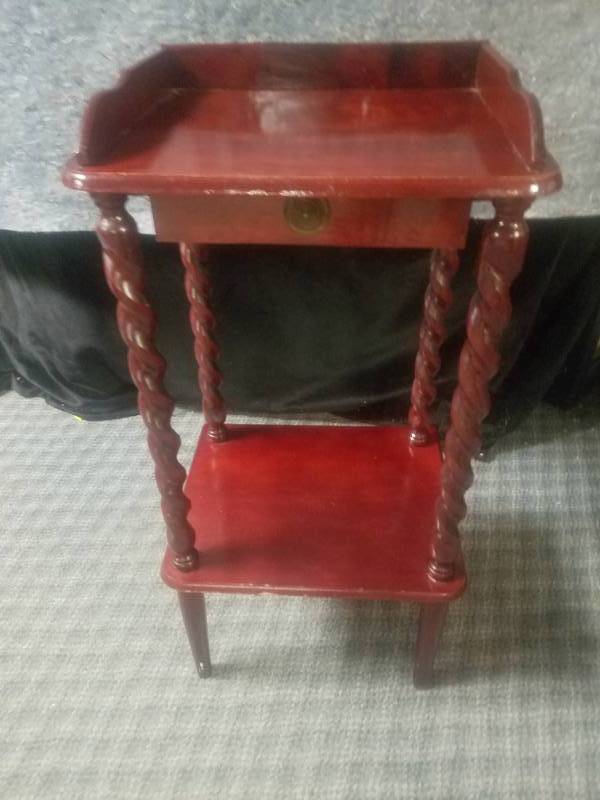 lot 19018 image: VINTAGE SPIRAL LEG END TABLE WITH DRAWER