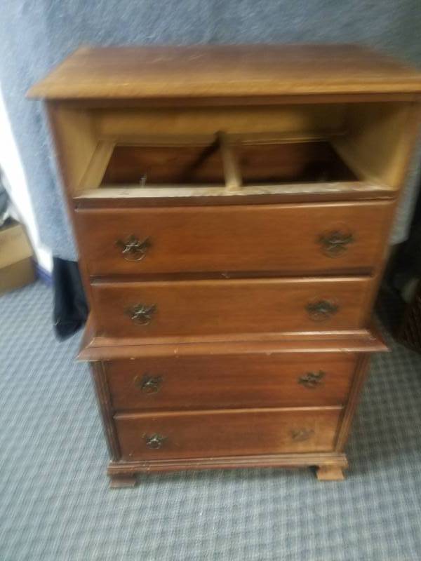 lot 19020 image: DAVIDSONS DRESSER MISSING DRAWER