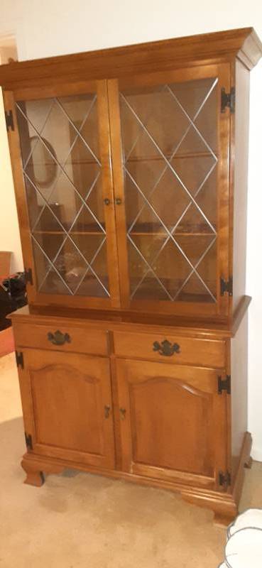 lot 19008 image: VINTAGE ETHAN ALLEN 2-DOOR SERVER WITH HUTCH