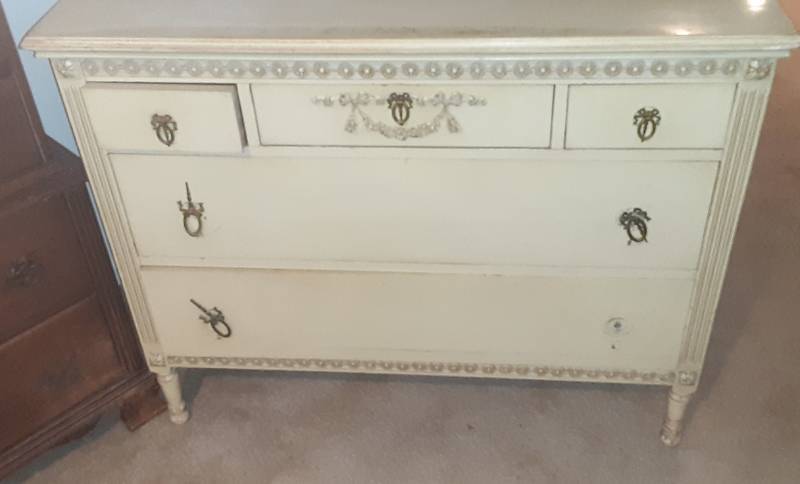 lot 19009 image: WELSCH WEDDING SET INCLUDES BED FRAME, DRESSER, AND VANITY