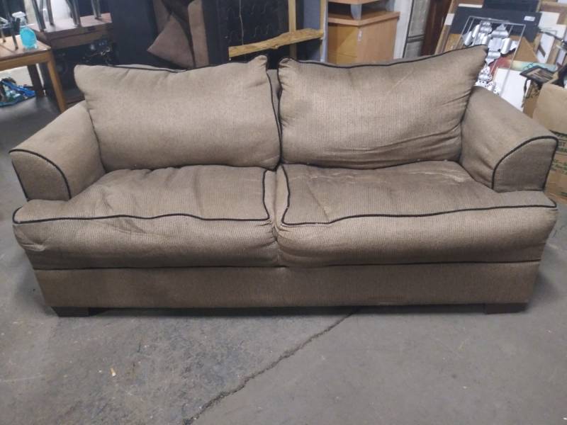 lot 5059 image: Nice Modern Style Loveseat