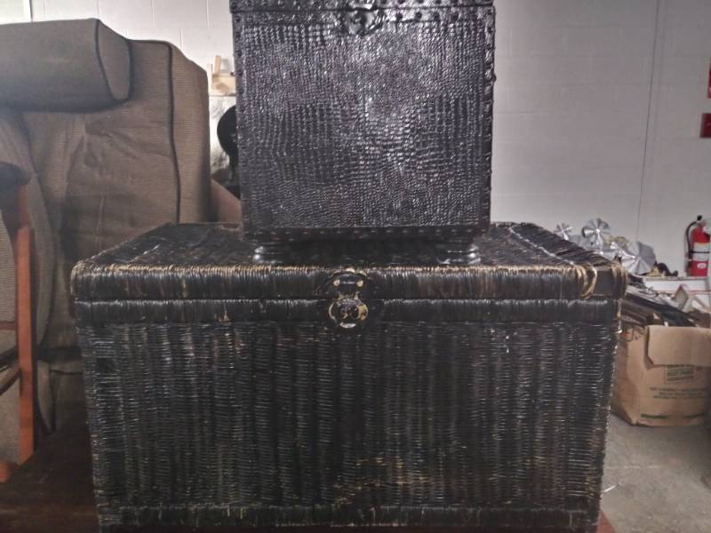lot 5064 image: Nice Wicker Storage Trunk and Smaller Wicker Storage trunk