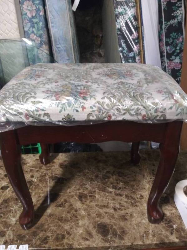 lot 5072 image: Vanity Seat