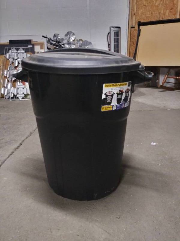 lot 5074 image: 20 Gallon TrashMulti use Can with Lid