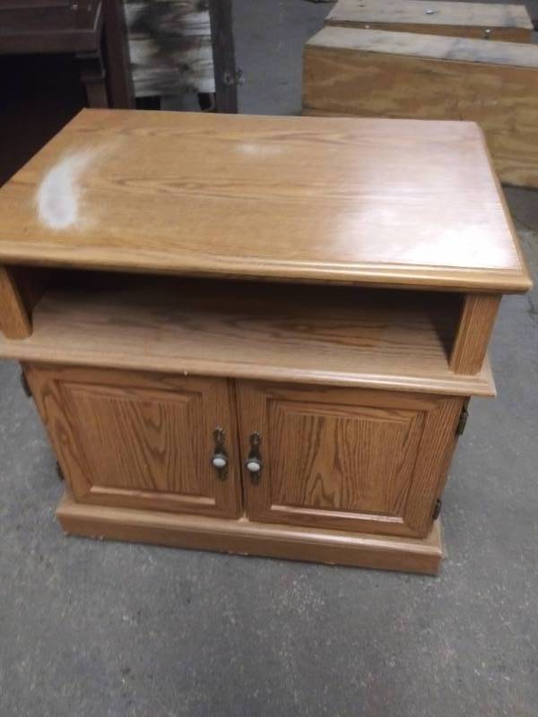 lot 5083 image: Light Wood Media Stand