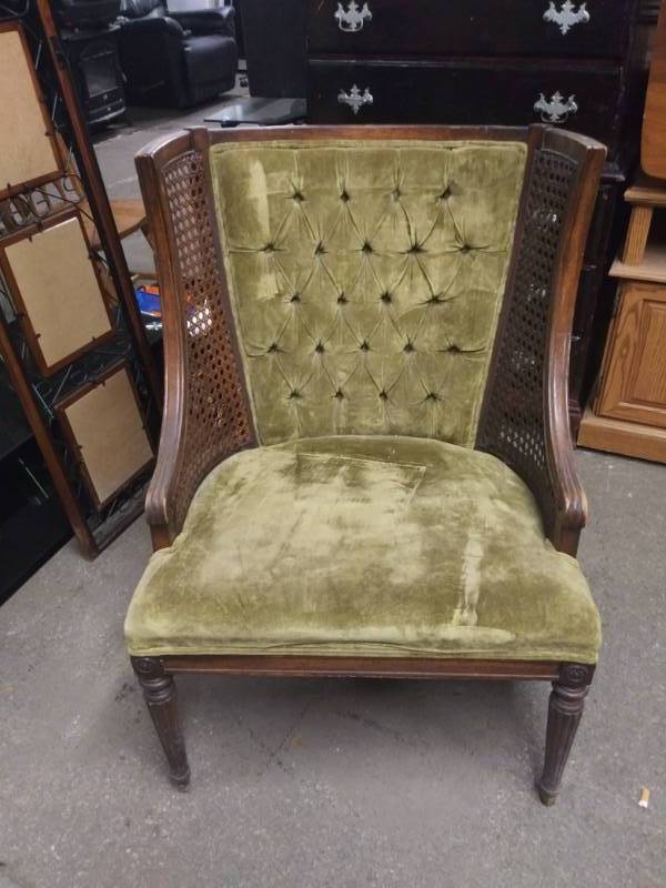 lot 5085 image: Very Nice Vintage Wing Back Chair
