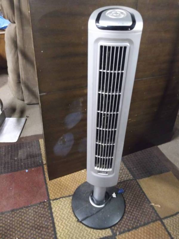 lot 5099 image: Lasko Freestanding Fan