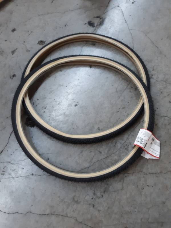 lot 18221 image: Kenda Rain Tires Vcut Wire Bead Bicycle Tire Skinwall 26x1.5