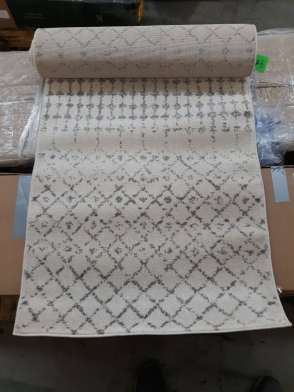 lot 18243 image: 2.8x12ft Bodrum Rug