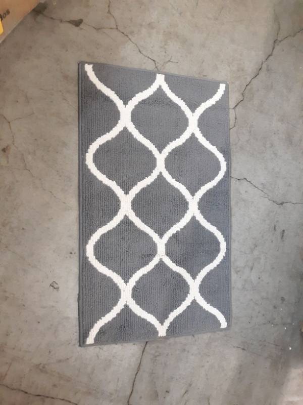 lot 18267 image: Set of 3 Seperate Size Rugs