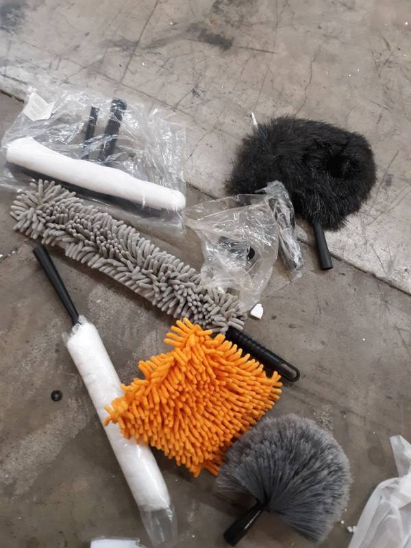 lot 16907 image: Microfiber Hi Reach Cleaning Kit