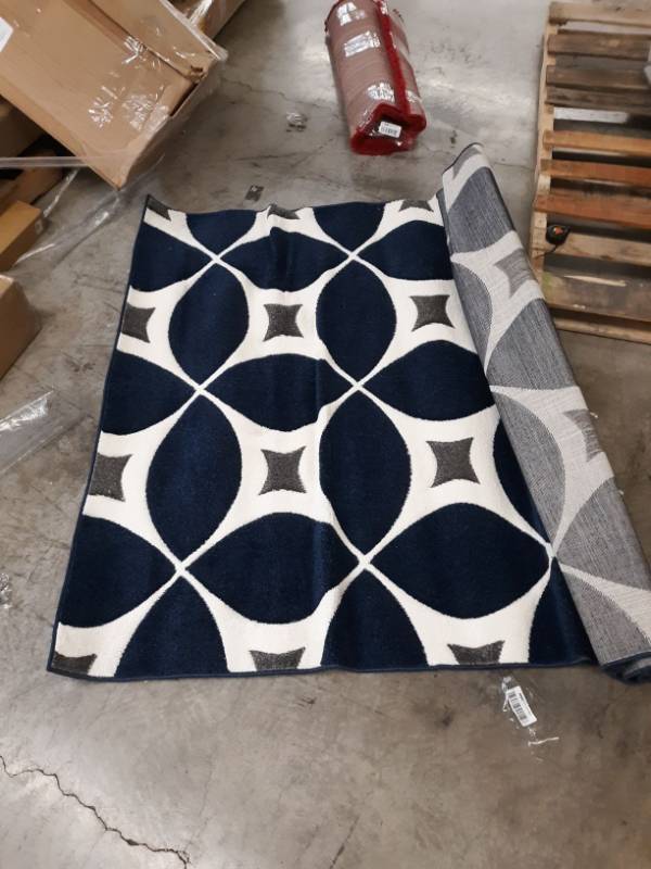 lot 18290 image: 5x8 Cine Rug