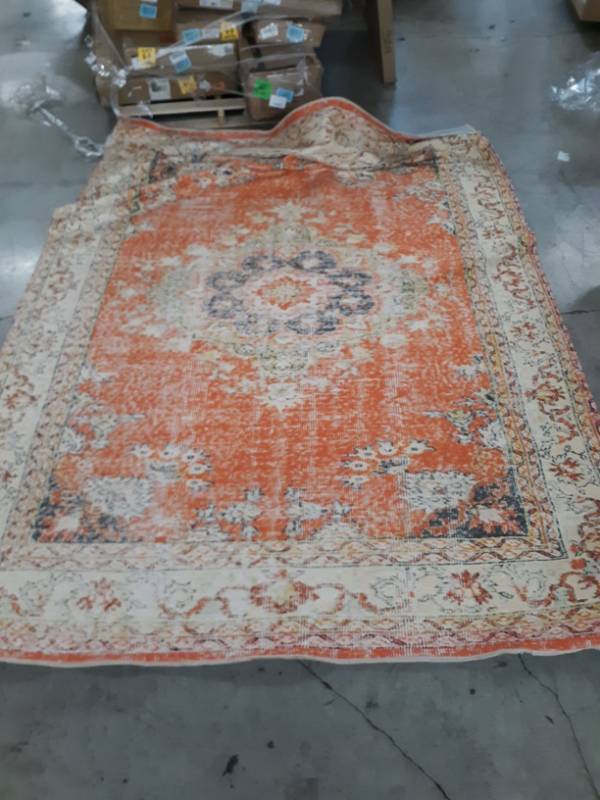 lot 18293 image: 67 x9 Colina Rug