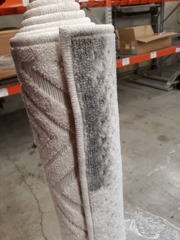 lot 18302 image: 52 x76  White Rug