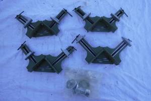 lot 6973 image: Lot of 4 Small Miter Angle Clamp Vises