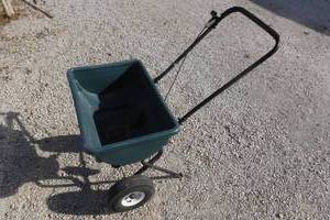 lot 6977 image: Seed Spreader